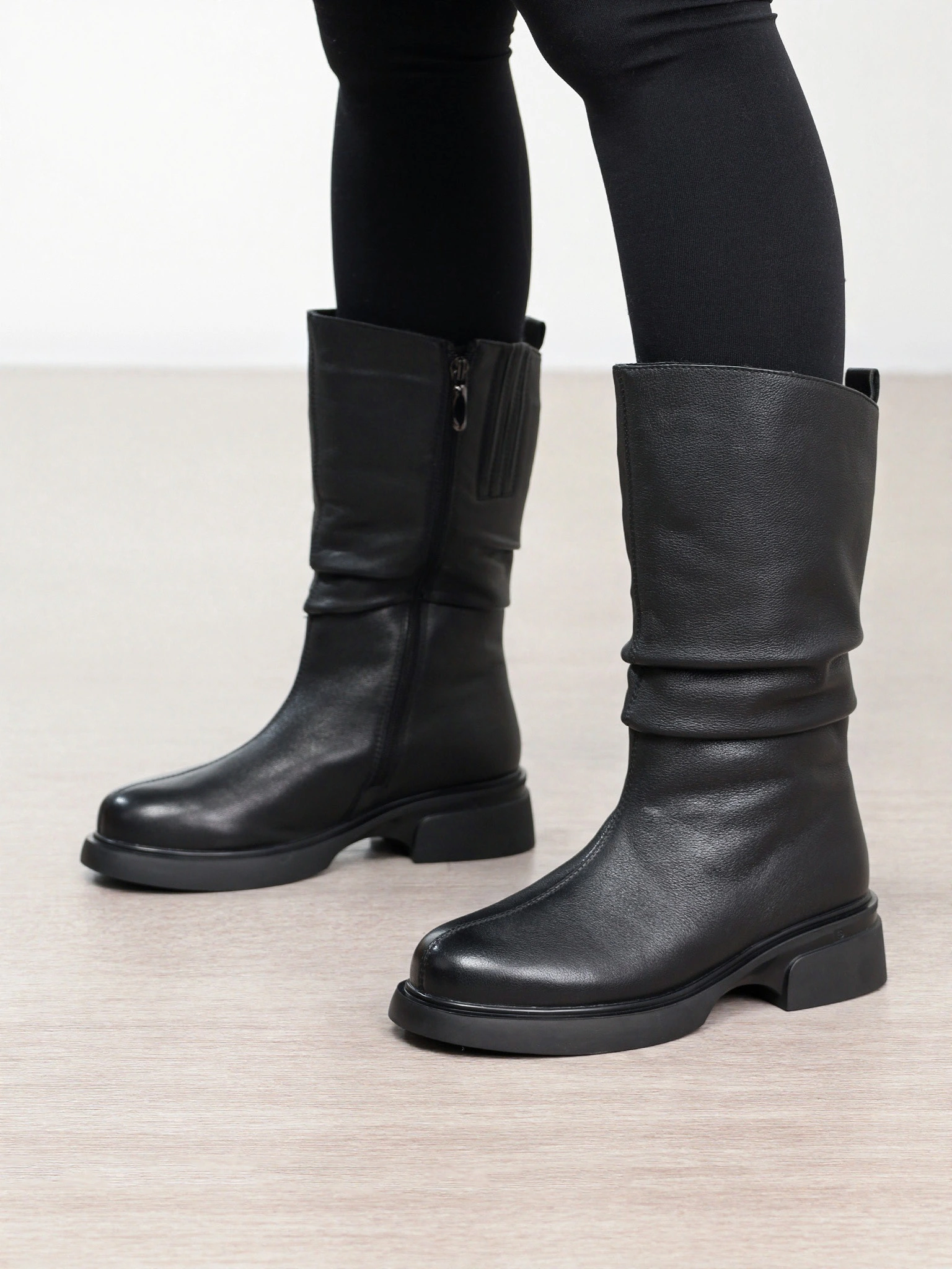 Сапоги черного цвета на среднем широком каблуке с мягкими складками